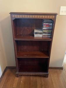 lot 913 image: Vintage small 3 shelf bookcase44 x 24 x 9 in