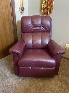 lot 915 image: La-Z-Boy burgundy leather swivel recliner 40 x 34 x 30 in seat width 18.5 in