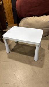 lot 941 image: Childs plastic table 19 x 30 x 21 in