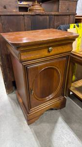 lot 942 image: Lexington side table 27 x 19 x 14 in