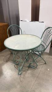 lot 948 image: Metal outdoor bistro table 28 x 27 x 27 in with 2 foldable chairs