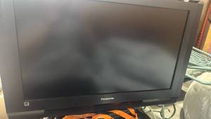 lot 955 image: Panasonic tv with remote 30 inch