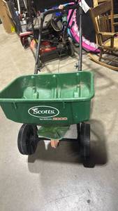 lot 962 image: Scotts SpeedyGreen 3000 Broadcast Spreader