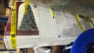 lot 971 image: 9 foot pre-lit Christmas tree in box