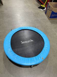 lot 978 image: SereneLife Mini Exercise Trampoline
