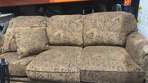 lot 981 image: Flexsteel Floral Paisley sofa 34x77x36 with 2 throw pillows