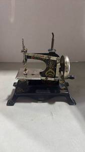 lot 1013 image: Vintage Casige toy hand crank sewing machine