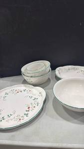 lot 1054 image: Pfaltzgraff serving tray and bowls