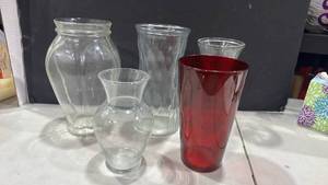 lot 1059 image: Vases