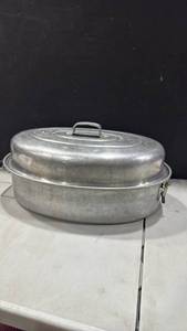 lot 1084 image: Mirro Aluminum Oval Roaster with Steamer Insert