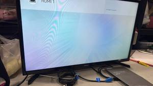 lot 1087 image: 32 inch Samsung Series 4 & 5 LED TV with Remote and Manual