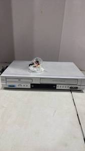 lot 1092 image: Insignia DVDVCR Combo Player no remote