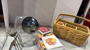 lot 1129 image: Divided basket, cookie jar, paper napkins and more