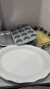 lot 1134 image: Kitchen Baking Set - Muffin Pan, casserole dish and holder, charger plate and platter