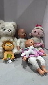 lot 1158 image: Stuffed animals and baby dolls