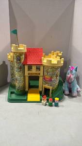 lot 1176 image: Fisher Price Play Family Castle