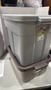 lot 1189 image: 2 Rubbermaid Roughneck biggest one is 18 Gallon Storage Container