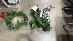 lot 1227 image: Garland and string of lights