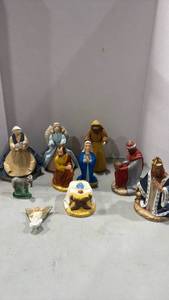 lot 1231 image: Ceramic Nativity Scene Set