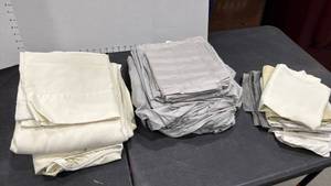 lot 1406 image: Queen sheets and pillow cases