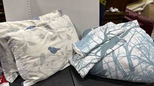 lot 1408 image: Queen bedspread, 2 pillows and 2 shams