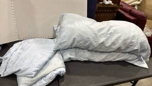 lot 1409 image: King sheets and pillows