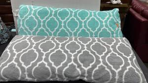 lot 1412 image: 2 body pillows