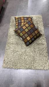 lot 1415 image: Rug approx 4ft x 2.5ft and 2 decorative pillows