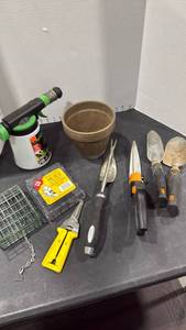 lot 1430 image: Garden tools, suet baskets, hose end sprayer