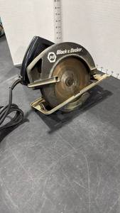 lot 1441 image: Black and Decker circular saw
