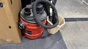 lot 1472 image: 6 Gallon Shop Vacuum Cleaner