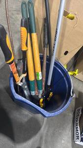 lot 1502 image: Mixed Garden Tool Set with Fiskars and Steel Grip grabbers in bucket