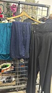 lot 1513 image: Womens slacks size 8, skirt size M and top m