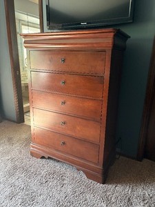lot 922 image: Kincaid 8 drawer top felt lined dresser35 x 66 x 19 in
