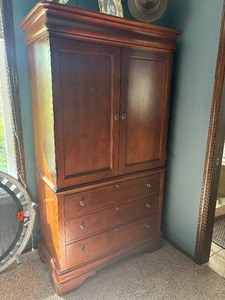 lot 925 image: Kincaid 3 drawer armoire73 x 41 x 21 in