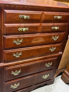 lot 933 image: Broyhill 5 drawer dresser47 x 34 x 18 in