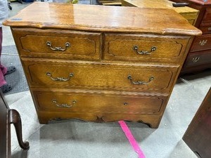 lot 921 image: Ethan Allen 4 drawer Queen Anne style chest 22 x 21.5 x 13 in