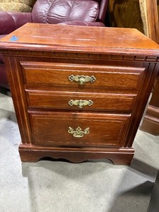 lot 934 image: Broyhill 2 drawer nightstand24 x 23 x 15 in