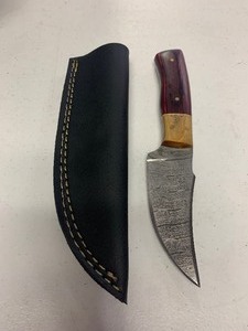 lot 36 image: Handcrafted Damascus Steel Full Tang Knife Blade Hunting Fishing Wood Handle with sheath approx 7.5 inches