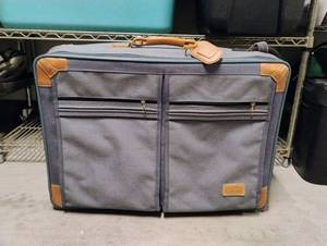 lot 1000 image: Country to Country Gray Canvas Garment Bag