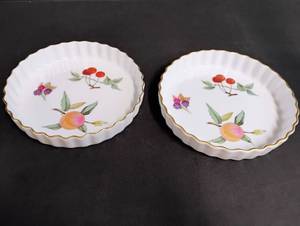 lot 1028 image: Royal Worcester Fruit Pattern Quiche Plates