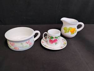 lot 1031 image: Floral Porcelain Tea Set with Fruit Motif