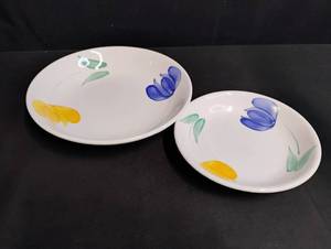 lot 1032 image: Hand Painted Floral Dinner Plates Set