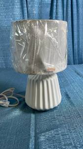 lot 3034 image: White Ceramic Fluted Table Lamp