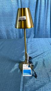 lot 3040 image: Room Essentials LED USB Rechargeable Table Lamp