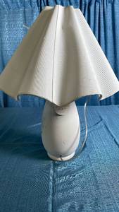 lot 3061 image: Threshold White Table Lamp with 3-Way Switch