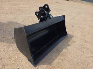 lot 4241 image: 32-inch Hydraulic Grading Bucket