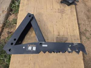 lot 4260 image: Wolverine FCM-31-32IN Skid Steer  Attachment