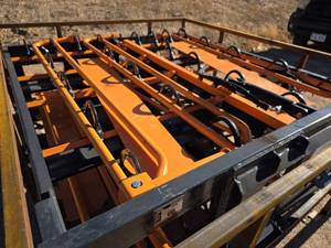 lot 4298 image: Arteer ACG-10 Skid Steer Hay Accumulator Grapple