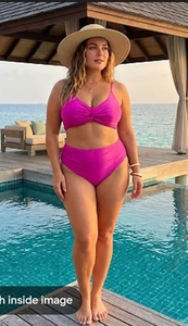 lot 2699 image: Plus Size High Waisted V Neck Bikini Set Size 14 - Retail $15